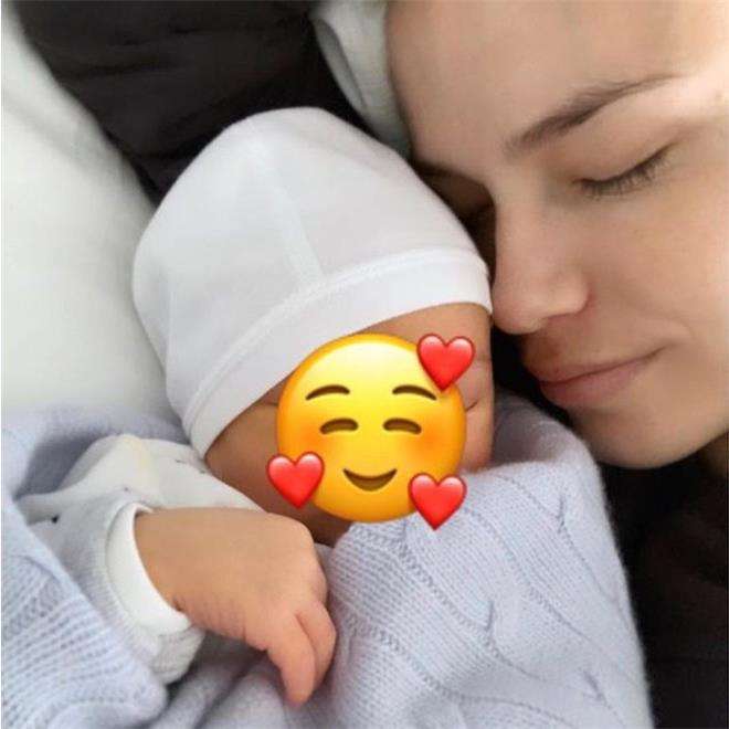 Наташа Поли с новорожденным сыном