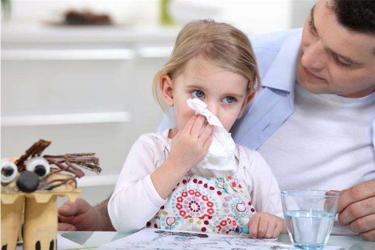 Аллергический бронхит у детей может сопровождаться насморком 