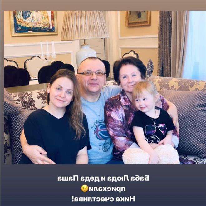 Юлия Проскурякова с родителями и дочкой