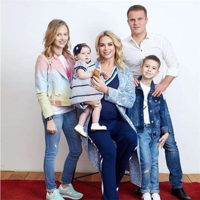 Анастасия Трегубова с мужем и детьми