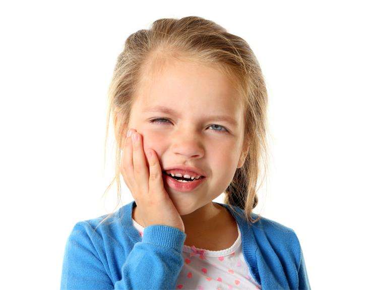 болит зуб у ребенка при застревании пищи