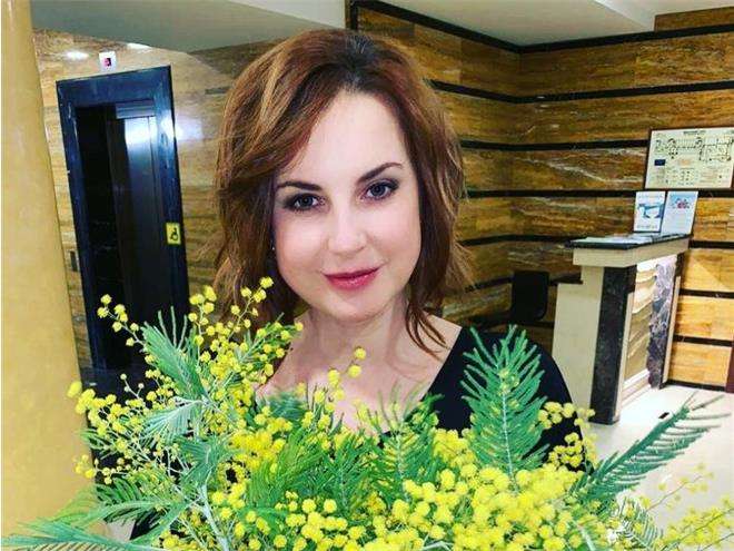 Ирина Слуцкая показала округлившийся животик