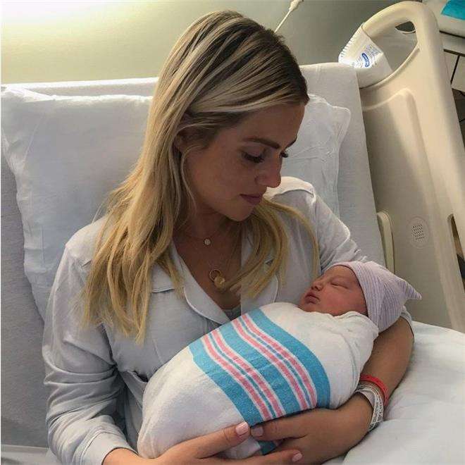 Клэр Холт впервые стала мамой