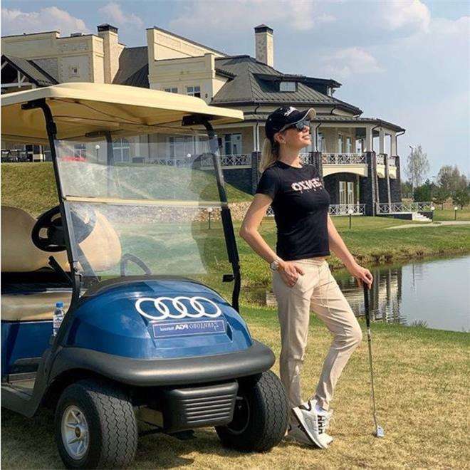 Анастасия Трегубова занимается гольфом через 10 дней после родов