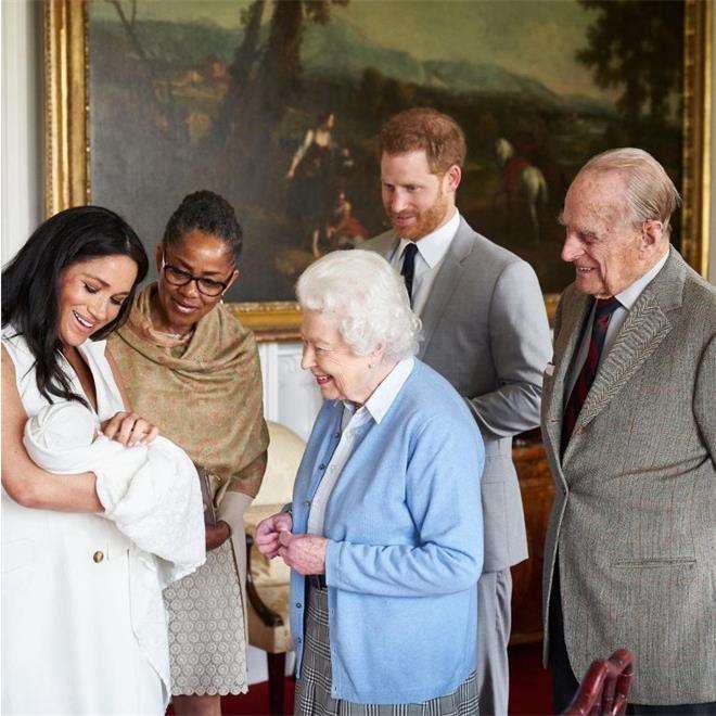 Новорожденный сын принца Гарри и Меган Маркл с королевой Елизаветой II, прадедушкой принцем Филиппом и бабушкой Дорией Рэгланд