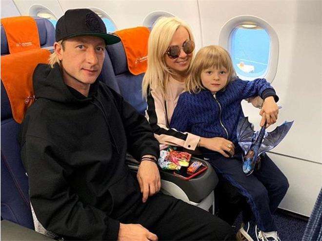 Яна Рудковская и Евгений Плющенко с сыном на отдыхе