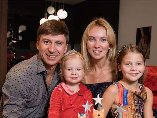 Алексей Ягудин и Татьяна Тотьмянина с дочками
