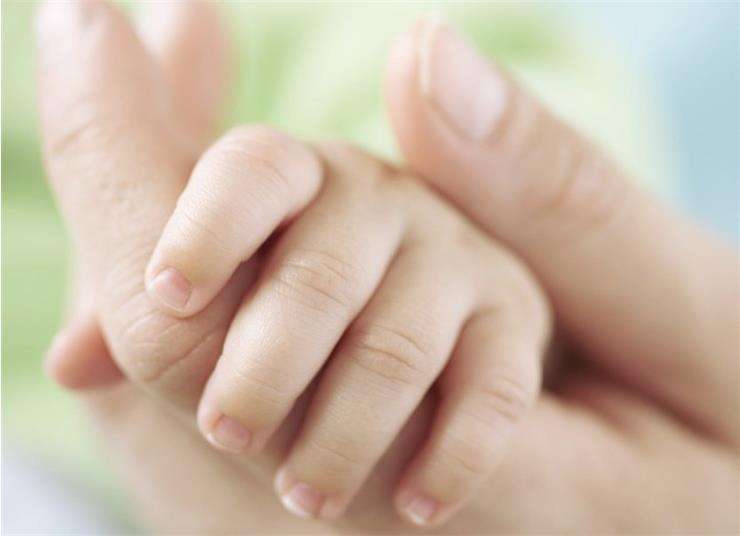 Холодные руки у грудничка: причины и устранение