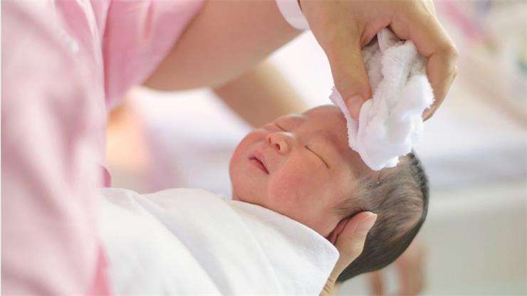 При запорах у новорожденных используются клизмы с вазелиновым маслом