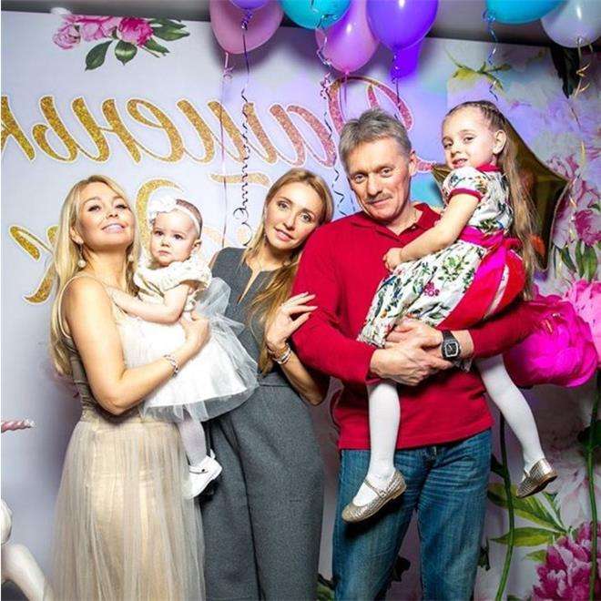 Татьяна Навка с Дмитрием Пусковым и дочкой Надей и племянницей