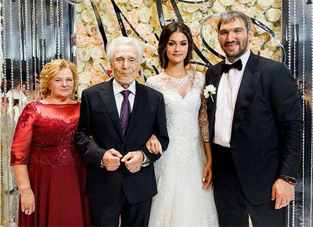 Александр Овечкин и Анастасия Шубская с дедушкой со стороны невесты
