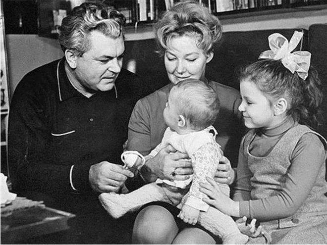 Сергей Бондарчук и Ирина Скобцева с детьми