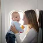 З турботою: мама немовляти роздала пасажирам літака беруші і солодощі