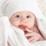 Чому немовля висовує язик і чи становить це небезпеку