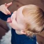 Смішніше, ніж трюк з лимоном: мама дала малюкові авокадо, і ось що сталося