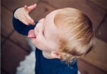 Смішніше, ніж трюк з лимоном: мама дала малюкові авокадо, і ось що сталося