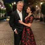 Дружина Алека Болдуіна показала 3 простих вправи від болю в спині і шиї