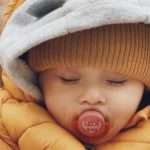 Невролог закликає мам не привчати дітей спати в візку