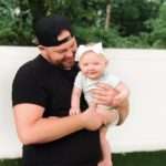 Малюк зустрічає тата з такою радістю, що нам слід у нього повчитися