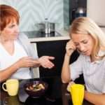 Свекруха відчуває себе господинею в нашому домі