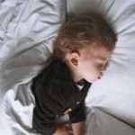Хвороби, нічні кошмари або особливість: чому малюки плачуть уві сні?