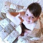 Інструкція: як зшити клаптева ковдра з дитячих речей, які стали малі