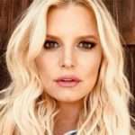 Скоро вилетить пташка: Джессіка Сімпсон продемонструвала дуже великий живіт напередодні пологів