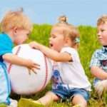 Порада дня: як навчити дитину ділитися іграшками на дитячому майданчику. І треба?