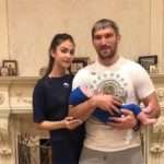 Відео: Олександр Овечкін разом з дружиною вчить пятимісячного сина плавати