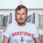 Відео дня: Кирило Кяро вчить новонароджену дочку плавати