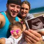 Тато показав веселий спосіб запамятати, як росте майбутня дитина