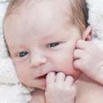 Дитина смокче палець: невролог розповідає, що робити батькам у цій ситуації