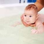 Яка повинна бути температура води для купання новонародженої дитини