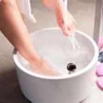 Чи можна парити ноги при місячних?