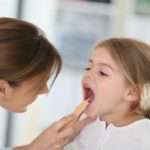 Чому у дитини зявляється білий наліт на язиці і як це лікувати