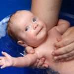 Як правильно купати новонародженого дитини