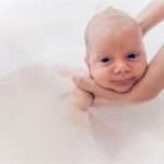 Доктор Комаровський розповів, потрібно кипятити воду для купання дитини