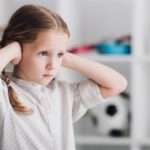 Причини і лікування шишки за вухом у дитини