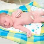 Кровоточить пупок у новонародженого: що робити, чому відбувається?