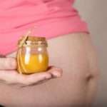 Мед при вагітності – коли можна вживати