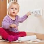 Що робити, якщо дитину вдарило струмом