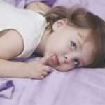 Мама-психолог поділилася особистим досвідом: як легко укладати дітей на денний сон