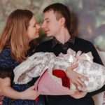 Цікаво: звідки пішла традиція прикрашати новонароджених на виписці стрічкою