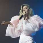 Кольору світанку: Віра Брежнєва захопила шанувальників у сукні-пачці