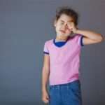 Що робити, якщо дитина часто кліпає очима?