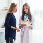 Протирання особи перекисом: переваги і можливі наслідки