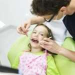 Потрібно лікувати молочні зуби у дітей