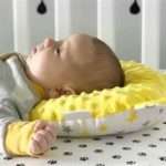 Невролог розповів, з якого віку і на якій подушці повинна спати дитина