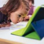 Доктор Комаровський пояснив, з якого віку дітям можна грати з гаджетами