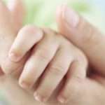Холодні руки у немовляти: причини і медична допомога
